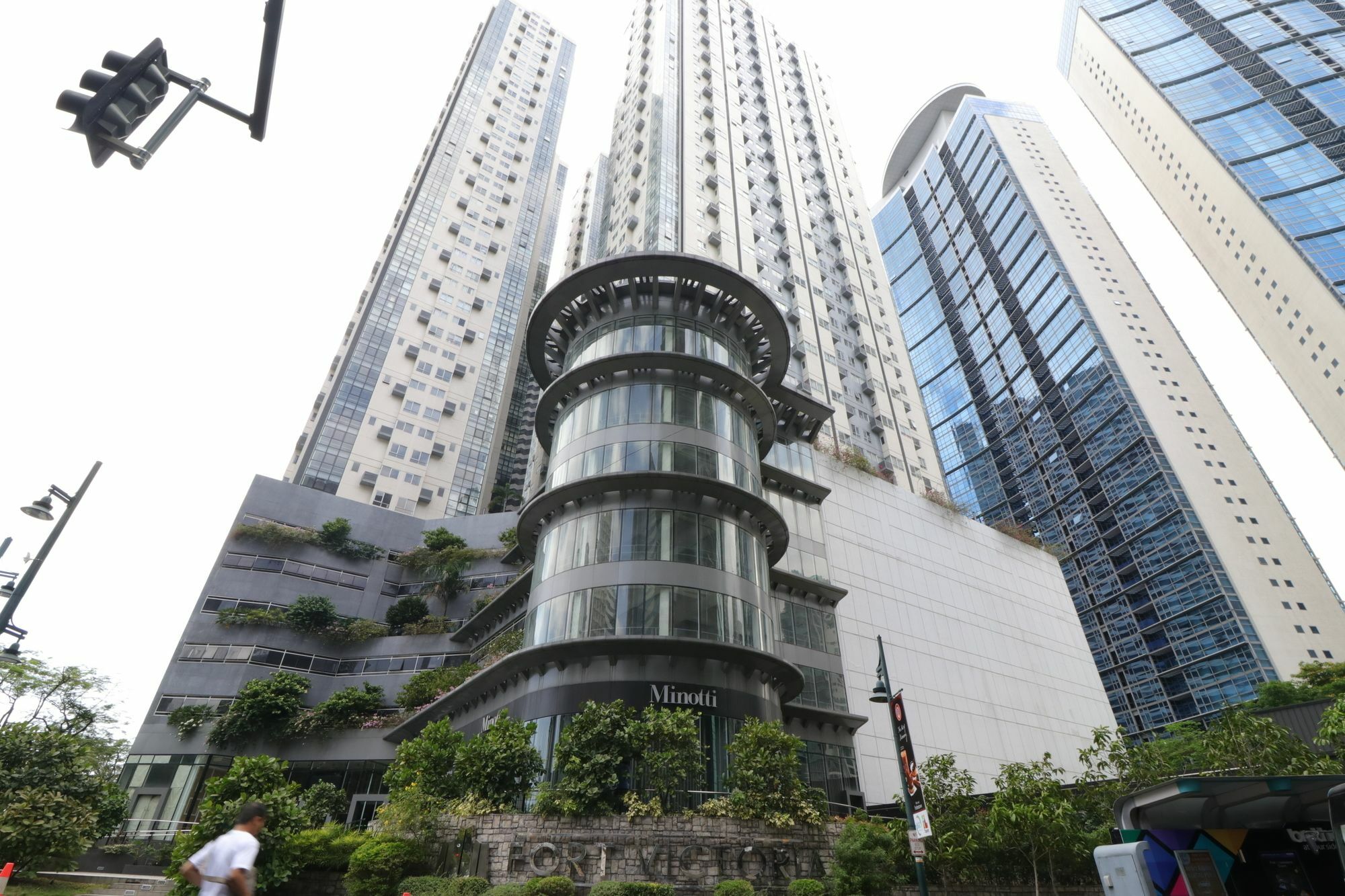 Oasis Regency @ Fort Victoria Bgc Taguig Exterior photo